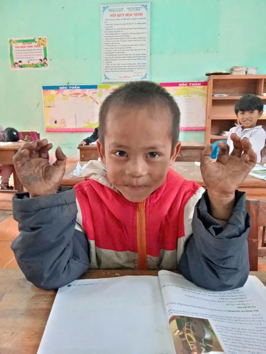 Học sinh tại điểm trường La Lay lấm lem bụi than.