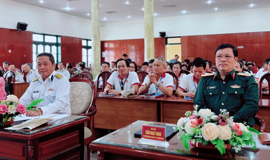 Thiếu tướng Trần Ngọc Thanh, Vụ trưởng Vụ GDQPAN Bộ GD&ĐT (trái) - Trưởng đoàn và Đại tá Nguyễn Vĩnh Nam, Phó Tư lệnh Bộ Tư lệnh Vùng 4 Hải quân - Phó đoàn.
