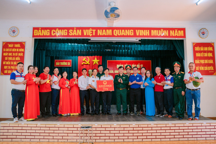 Đoàn công tác của Bộ GD&ĐT tặng quà cán bộ, chiến sĩ đảo Trường Sa. cat06179.jpg