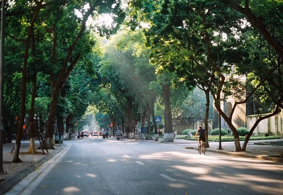 Thời tiết hôm nay 2/4: Bắc Bộ trưa chiều hửng nắng, Nam Bộ mưa rào, dông rải rác