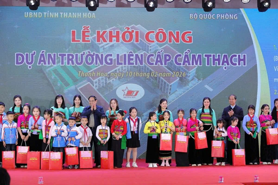 Thủ tướng Phạm Minh Chính và Bộ trưởng Bộ GD&ĐT Nguyễn Kim Sơn trao quà tới các em học sinh