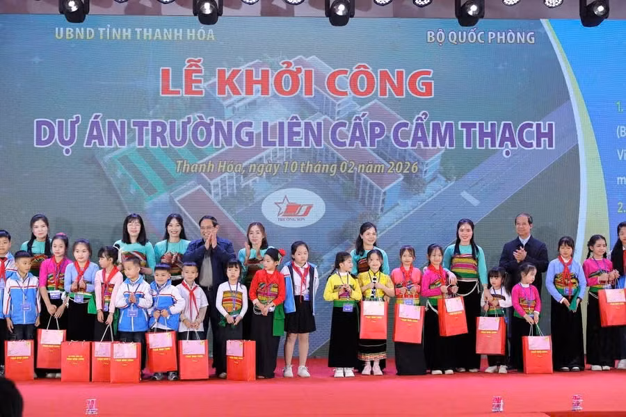 Thủ tướng Phạm Minh Chính và Bộ trưởng Bộ GD&ĐT Nguyễn Kim Sơn trao quà tới các em học sinh