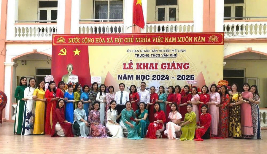 Các thầy, cô giáo trong lễ khai giảng năm học 2024-2025 của Trường THCS Văn Khê.