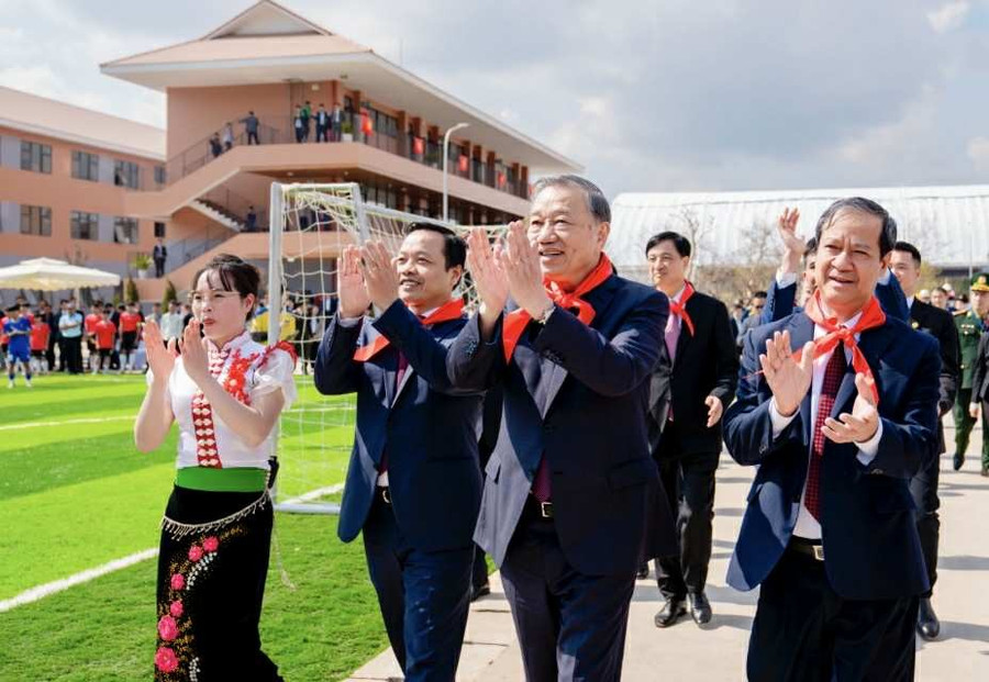 Tổng Bí thư Tô Lâm cùng Đoàn công tác tại Trường TH&THCS Si Pa Phìn.