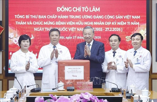 Tổng Bí thư Tô Lâm tặng quà cán bộ, Bác sỹ, nhân viên y tế Bệnh viện Hữu nghị. Ảnh: Thống Nhất/TTXVN