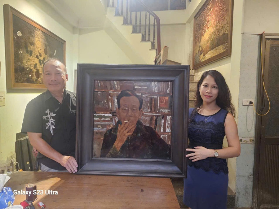 Anh Phan Anh được hoạ sĩ Trịnh Quế Anh tặng tranh vẽ ông “vua sách cũ". phan-anh.jpg