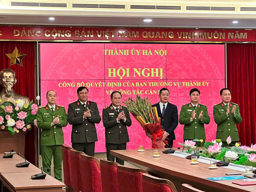 Ban Giám đốc Công an thành phố Hà Nội chúc mừng Thiếu tướng Nguyễn Thành Long nhận công tác mới.