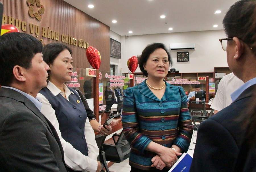 Phó Thủ tướng Phạm Thị Thanh Trà kiểm tra tại Trung tâm Phục vụ hành chính công phường Hải Châu (TP Đà Nẵng).