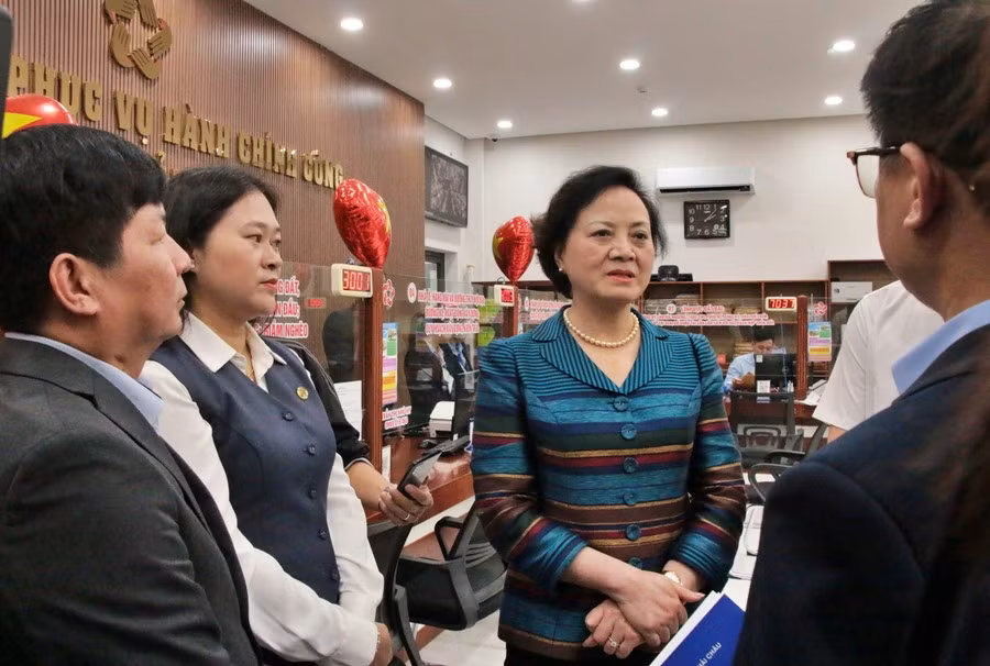 Phó Thủ tướng Phạm Thị Thanh Trà kiểm tra tại Trung tâm Phục vụ hành chính công phường Hải Châu (TP Đà Nẵng).