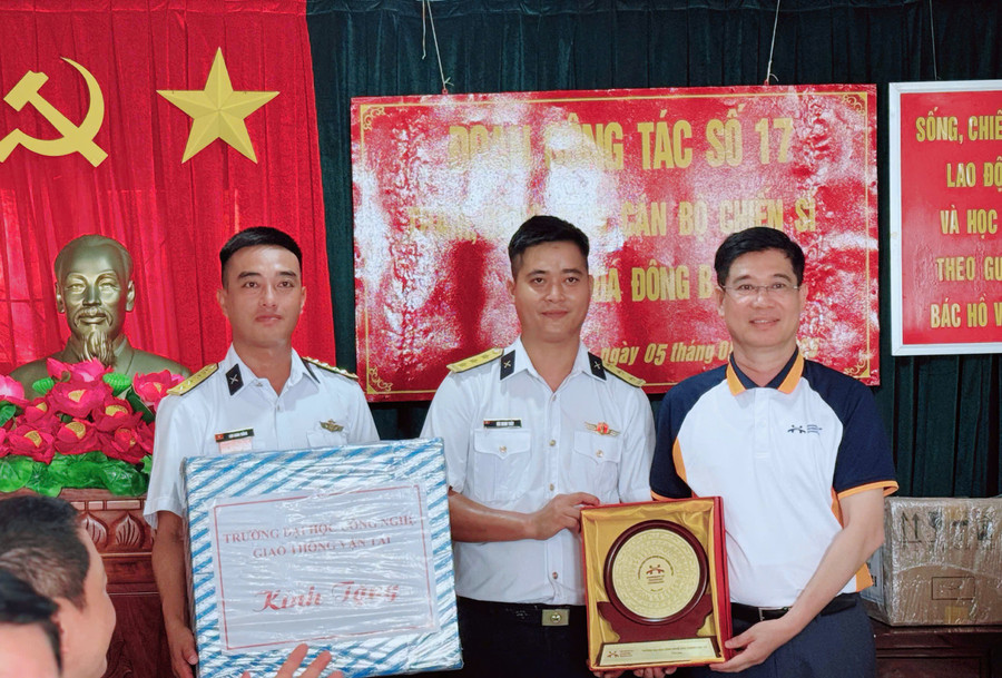 Đại diện Trường Đại học Công nghệ Giao thông Vận tải tới thăm và tặng quà quân, dân tại đảo Đá Đông B. gtvt-da-dong-b.jpg