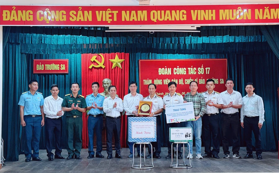 Đại diện Trường Đại học Công nghệ Giao thông Vận tải trao tặng quà trên đảo Trường Sa.