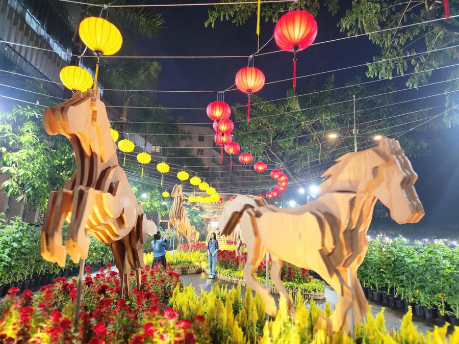 Tối 11/2 (24 tháng Chạp), Hội hoa xuân Phú Mỹ Hưng Tết Bính Ngọ 2026 khai mạc với chủ đề “Xuân gắn kết”.