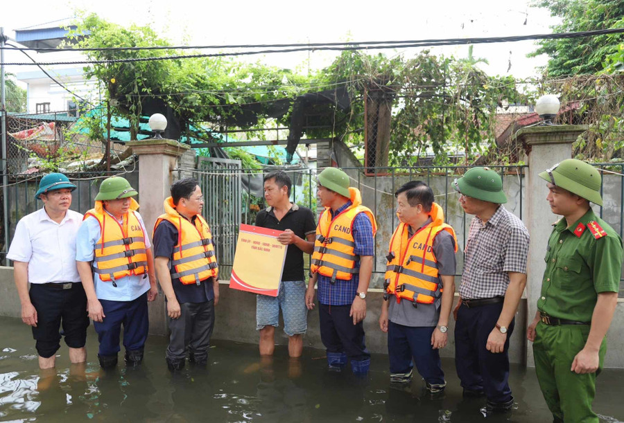 Bí thư Tỉnh ủy Bắc Ninh Nguyễn Anh Tuấn cùng lãnh đạo tỉnh đến thăm, động viên người dân khắc phục hậu quả thiên tai.