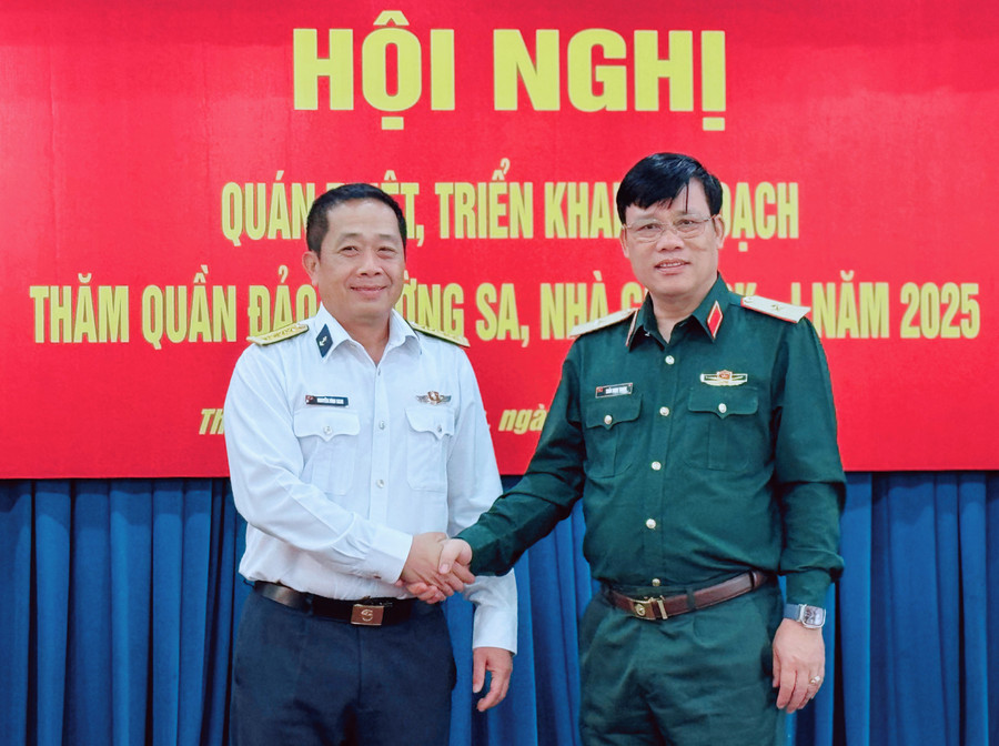 Thiếu tướng Trần Ngọc Thanh (trái) Trưởng đoàn và Đại tá Nguyễn Vĩnh Nam, Phó Tư lệnh Bộ Tư lệnh Vùng 4 Hải quân (Phó đoàn). img-5770.jpg