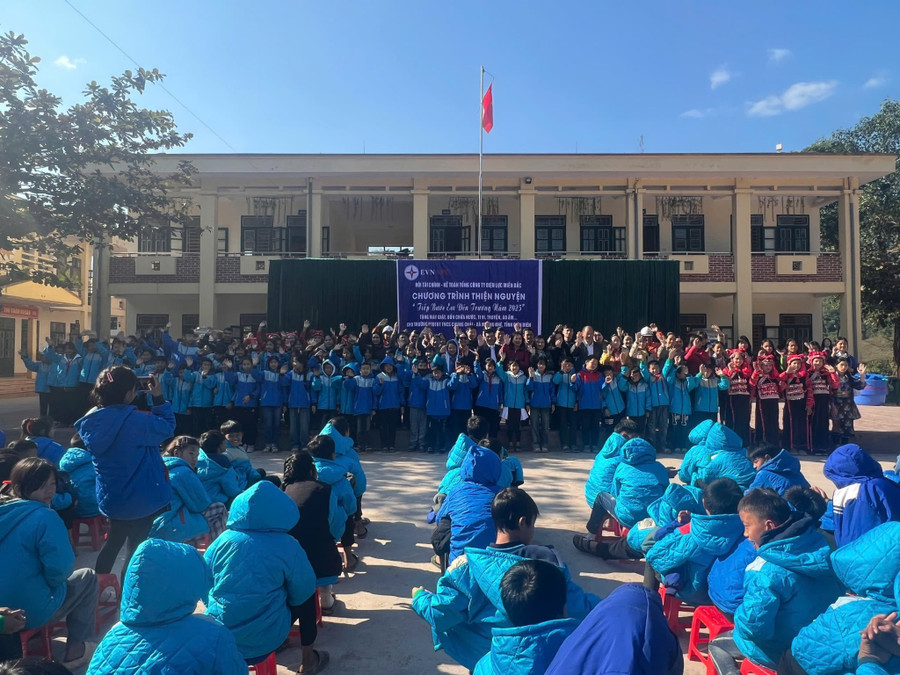 Đại diện Hội Tài chính - Kế toán EVNNPC trao quà cho học sinh.