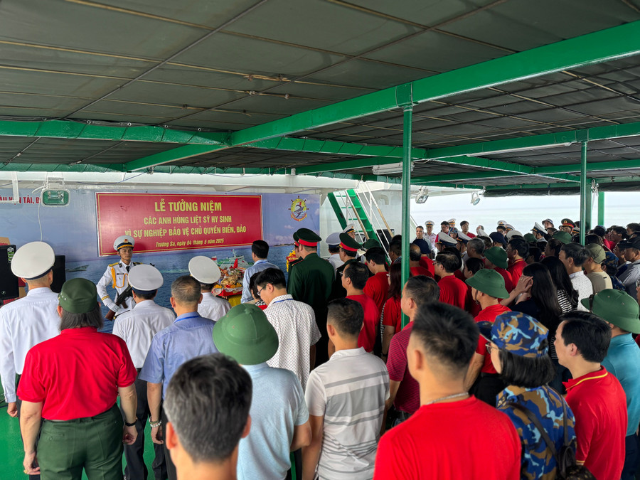 Đoàn công tác dâng hương tưởng niệm các Anh hùng liệt sĩ hy sinh vì sự nghiệp bảo vệ chủ quyền biển, đảo gần đảo Cô Lin. img-6172.jpg