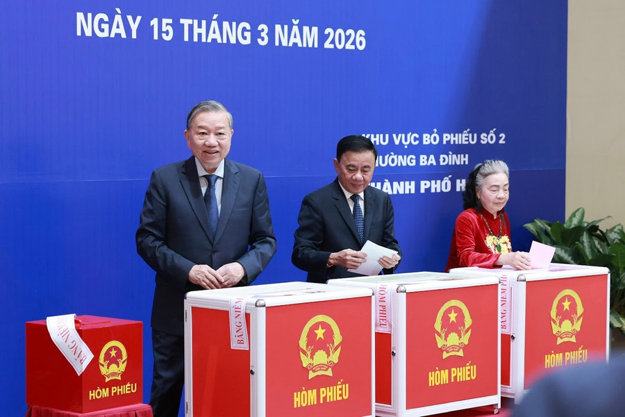 Tổng Bí thư Tô Lâm đi bầu cử, thực hiện quyền và nghĩa vụ công dân. Ảnh: VGP/Nhật Bắc