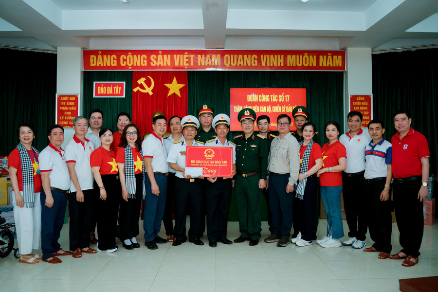 Đoàn công tác của Bộ GD&ĐT tặng quà cán bộ, chiến sĩ đảo Đá Tây A. cat05791.jpg