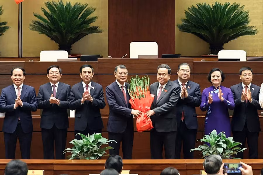 Chủ tịch Quốc hội Trần Thanh Mẫn tặng hoa chúc mừng Thủ tướng Lê Minh Hưng, và 6 Phó Thủ tướng Chính phủ nhiệm kỳ 2026-2031.