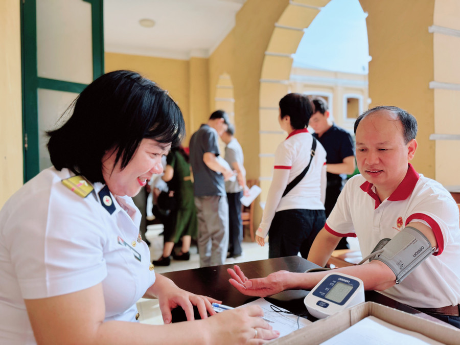 Thành viên Đoàn công tác số 17 khám sức khoẻ trước khi thăm quân, dân quần đảo Trường Sa, ngày 1/5. img-5737.jpg