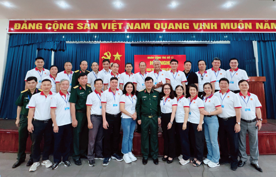 Đoàn công tác của Bộ GD&ĐT chụp ảnh lưu niệm. img-5794.jpg