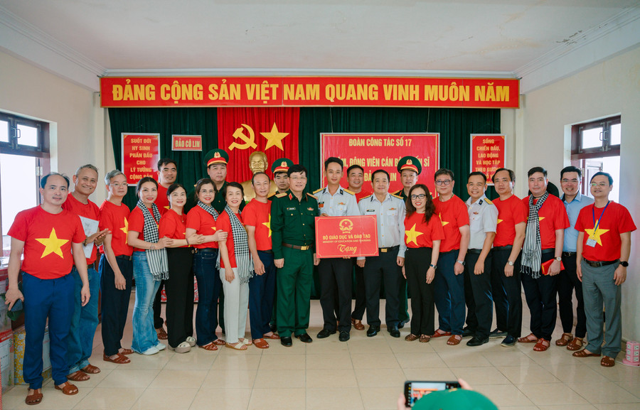 Đoàn công tác của Bộ GD&ĐT tặng quà cán bộ, chiến sĩ đảo Cô Lin. cat05116.jpg