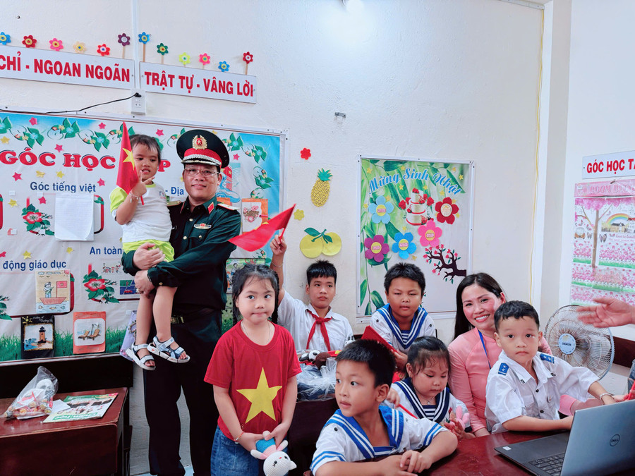 Thiếu tướng Trần Ngọc Thanh với các cháu học sinh Trường Tiểu học xã Sinh Tồn. tuong-thanh-1.jpg