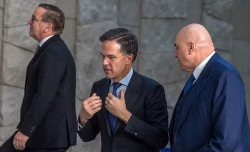 Tổng Thư ký NATO Mark Rutte (giữa) và Bộ trưởng Quốc phòng Ý Guido Crosetto (phải) tại Brussels, Bỉ, ngày 13/2/2025.