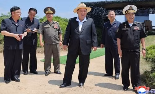 Hình ảnh ông Kim Jong un trực tiếp thị sát vụ phóng tên lửa từ khu trục hạm mới