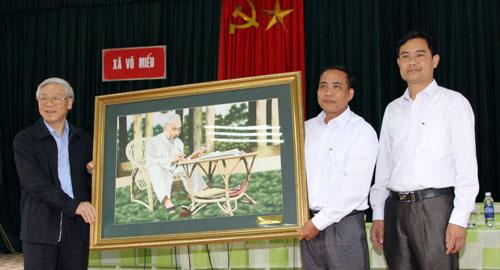 Tổng Bí thư Nguyễn Phú Trọng tặng Đảng bộ, chính quyền và nhân dân các dân tộc xã Võ Miếu (huyện Thanh Sơn, tỉnh Phú Thọ) bức ảnh "Bác Hồ làm việc trong vườn Phủ Chủ tịch". 1.jpg