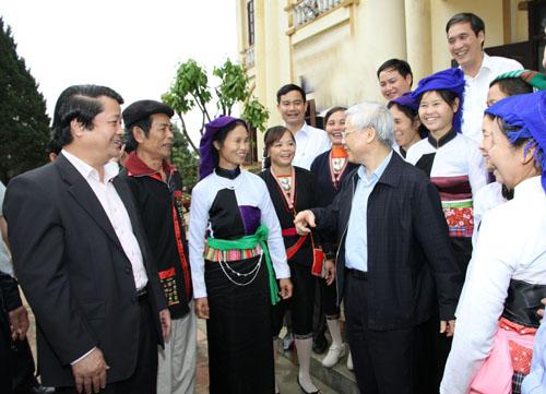 Tổng Bí thư Nguyễn Phú Trọng thăm, gặp gỡ các già làng, trưởng bản, người uy tín trong đồng bào các dân tộc thiểu số xã Võ Miếu (huyện Thanh Sơn, tỉnh Phú Thọ) ngày 5/4/2014