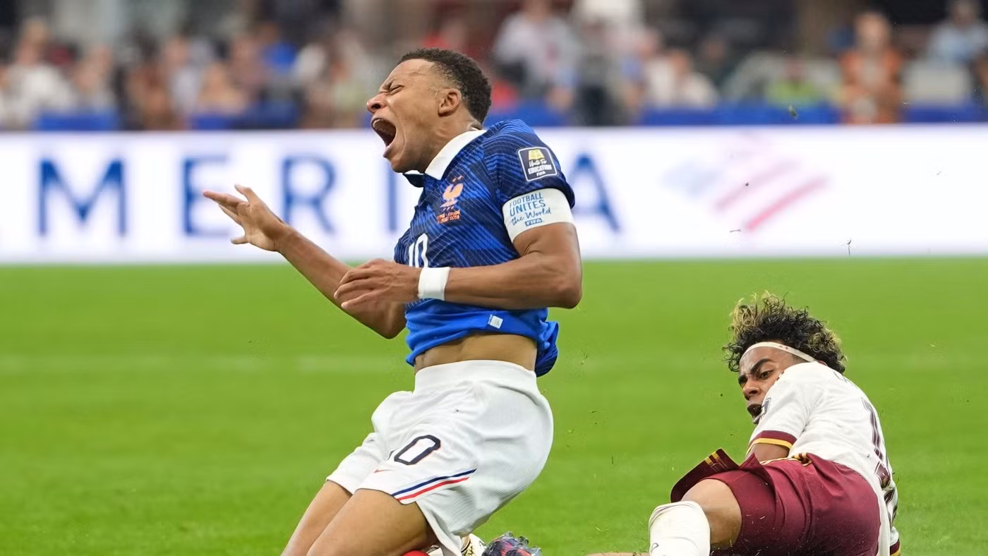 Yamal ‘vô tình’ thắng Mbappe