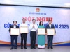Thứ trưởng Nguyễn Văn Phúc trao tặng Bằng khen của Bộ trưởng Bộ GD&ĐT cho đại diện 4 đơn vị vì có thành tích xuất sắc trong công tác rà soát và tổ chức thực hiện việc xử lý những vướng mắc trong hệ thống pháp luật. 