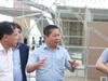 Thứ trưởng Lê Tấn Dũng yêu cầu đơn vị thi công triển khai các hạng mục đảm bảo an toàn, đúng tiến độ. Ảnh: Đình Tuệ. 