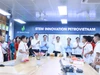 Phó Thủ tướng Bùi Thanh Sơn và đoàn công tác tham quan Phòng thực hành Giáo dục STEM tại Trường THCS Tây Mỗ. Ảnh: Đình Tuệ. 