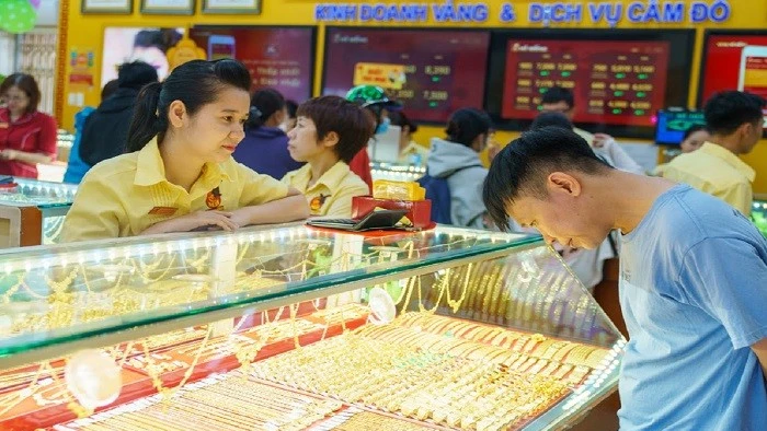 Giá vàng cuối tuần 6/7 đi ngang trên mốc 120 triệu đồng/lượng, thế giới giảm nhẹ