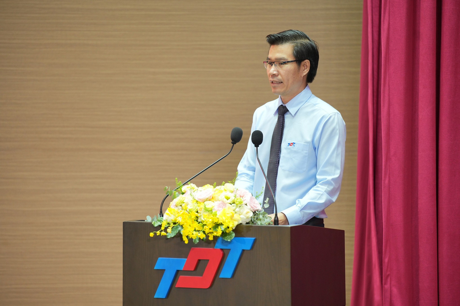 O Professor Associado Dr. Tran Trong Dao ocupa o cargo de Secretário do ...