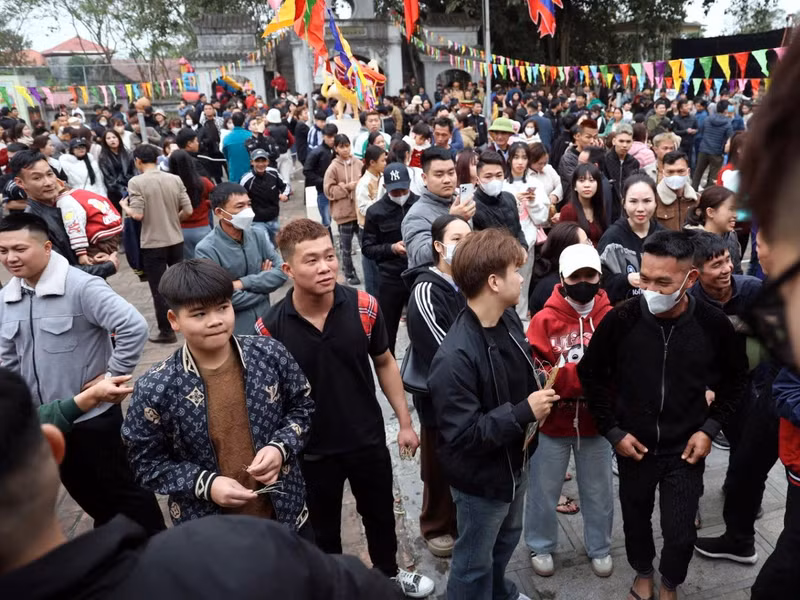 Tại khu vực di tích Đình cả Phù Liễn, ngay từ sáng sớm cả nghìn người đã tập trung về tham dự Lễ hội Đúc Bụt (còn gọi là Lễ hội Cướp chiếu). b1.jpg