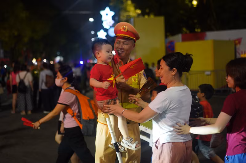 Lực lượng chức năng ngoài làm nhiệm vụ vẫn cố dành thời gian giao lưu, hỗ trợ người dân. dsc09289.jpg