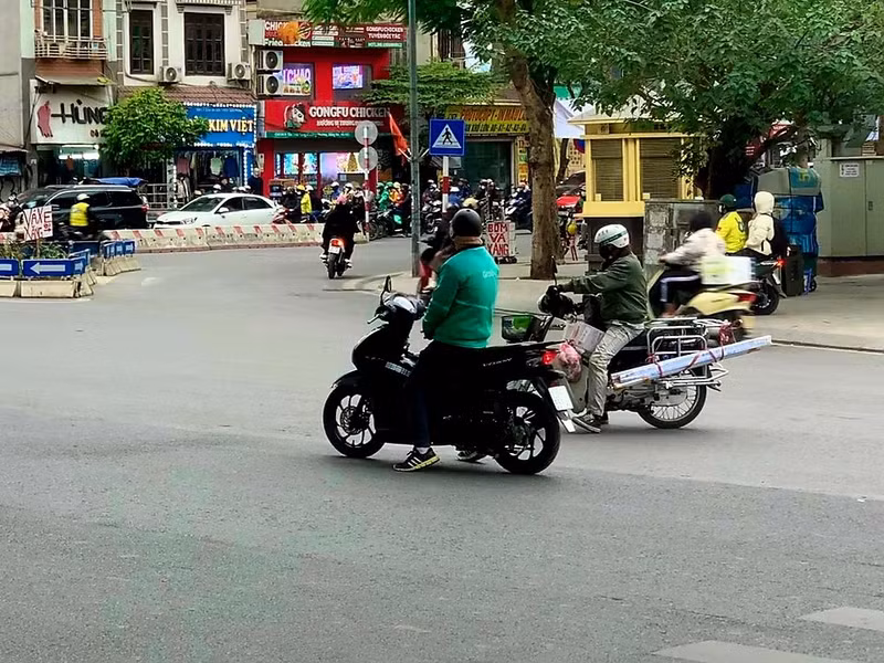 Chỉ trong ít phút, hàng chục phương tiện vượt qua vạch kẻ đường lúc dừng đèn đỏ tại ngã tư Tôn Thất Tùng - Trường Chinh. g2.jpg