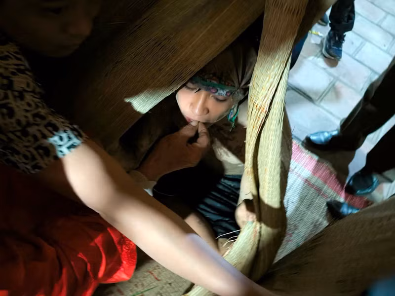 Nhiều du khách đến với lễ hội bày tỏ mong muốn sẽ tham gia tiết mục “cướp chiếu”, với ước vọng trong năm sẽ sinh con trai nối dõi. b2.jpg