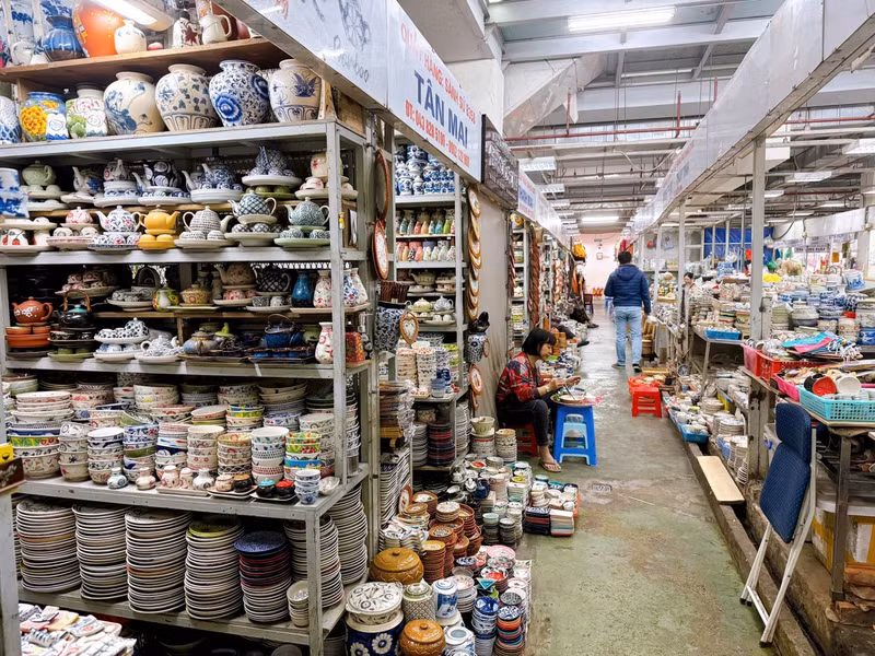 Theo khảo sát, dù cả trong khung giờ cao điểm, nhưng bên trong chợ Hàng Da vẫn vắng khách, nhiều ki-ốt đóng cửa. d5.jpg