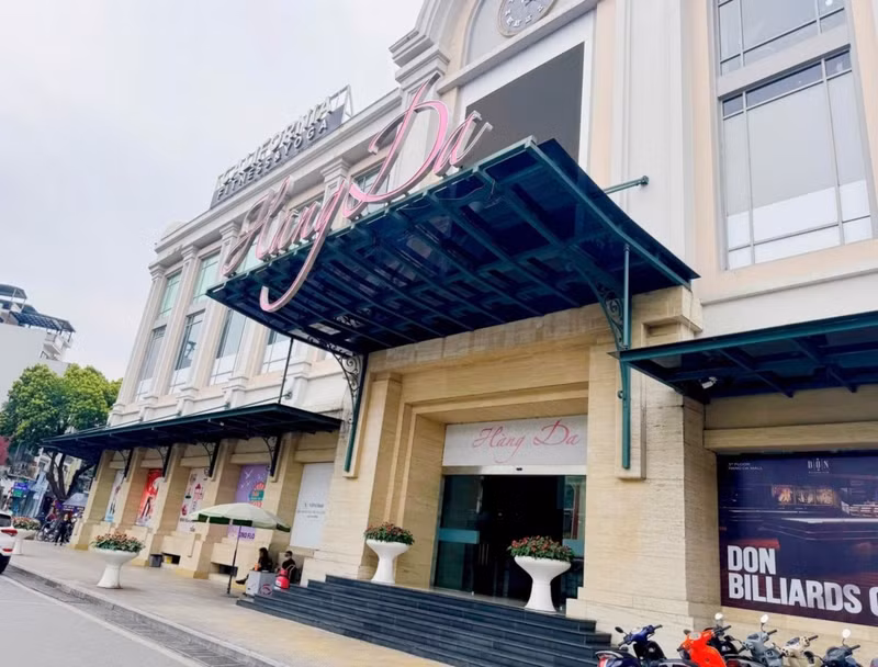 Chợ Hàng Da (quận Hoàn Kiếm) là một trong những khu chợ truyền thống lâu đời và nổi tiếng bậc nhất ở Hà Nội. Chợ nằm ở vị trí đắc địa thuộc trung tâm quận Hoàn Kiếm. d1.jpg