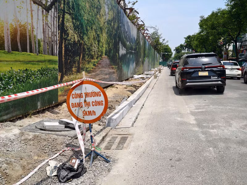 Khu đất này có tổng diện tích khoảng 9.078 m2, trong đó 1.555 m2 đất nằm trong chỉ giới đỏ, không được xây dựng công trình... a10.jpg