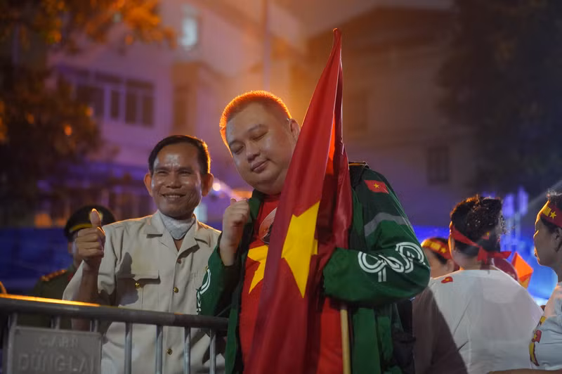 Một du khách nước ngoài chụp ảnh lưu niệm cùng người dân. dsc09286.jpg