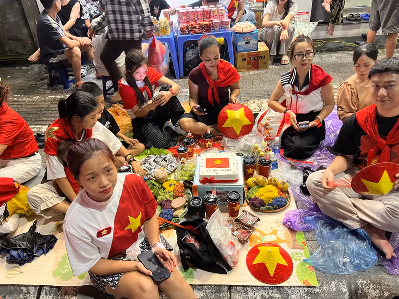 Để sẵn sàng cho một đêm thức trắng, mọi người đều chuẩn bị cho mình những phương án khác nhau. img-0638.jpg