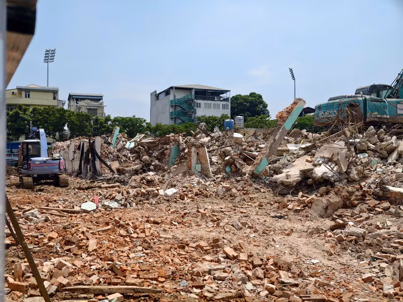 Phía bên trong khu đất, các công nhân gấp rút thực hiện giải phóng mặt bằng. a3.jpg