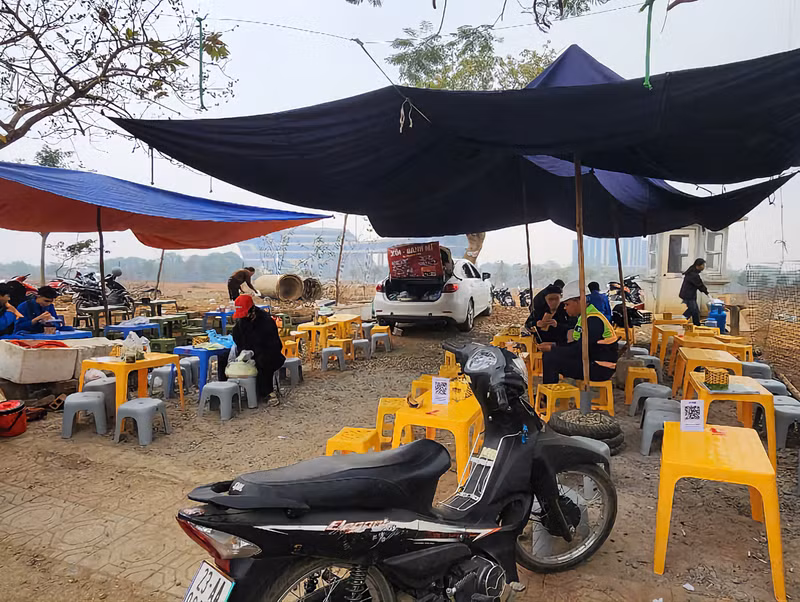 Người phụ nữ 50 tuổi cho biết đã bán hàng ở đây được 2 năm – là một trong những người đến muộn nhất trong dãy hàng ăn. w-mazda3-114623.jpg