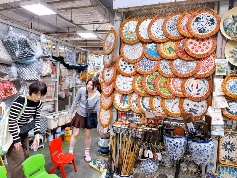 Các tiểu thương có khi ngồi chơi, nói chuyện hoặc xem điện thoại cả buổi không có khách. d6.jpg