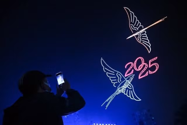 "Hòa nhạc ánh sáng - Chào năm mới 2025” là chương trình được Báo Nhân Dân cùng Ủy ban nhân dân Thành phố Hà Nội, Ủy ban nhân dân quận Tây Hồ và các đối tác phối hợp tổ chức. h3.jpg